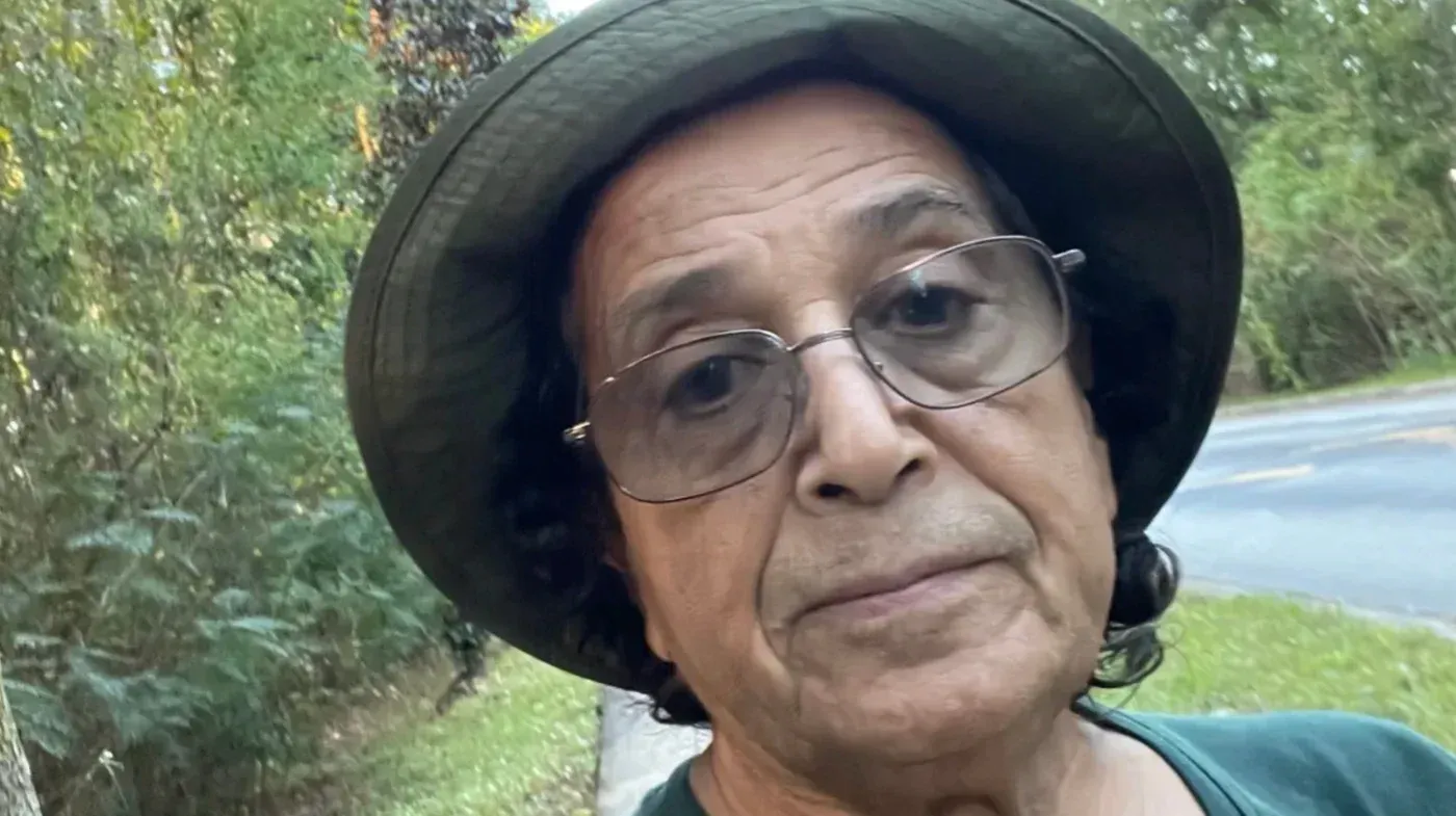 سعد إبراهيم الماضي، مواطن سعودي أمريكي، يظهر في صورة شخصية أثناء تواجده في منطقة طبيعية، يعبر عن معاناته بعد اعتقاله في السعودية.