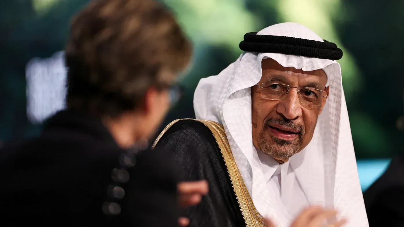 تظهر الصورة خالد الفالح، وزير الاستثمار السابق، خلال مناقشة. يُبرز التعديل الوزاري في السعودية استعداد الحكومة لخطط رؤية 2030.