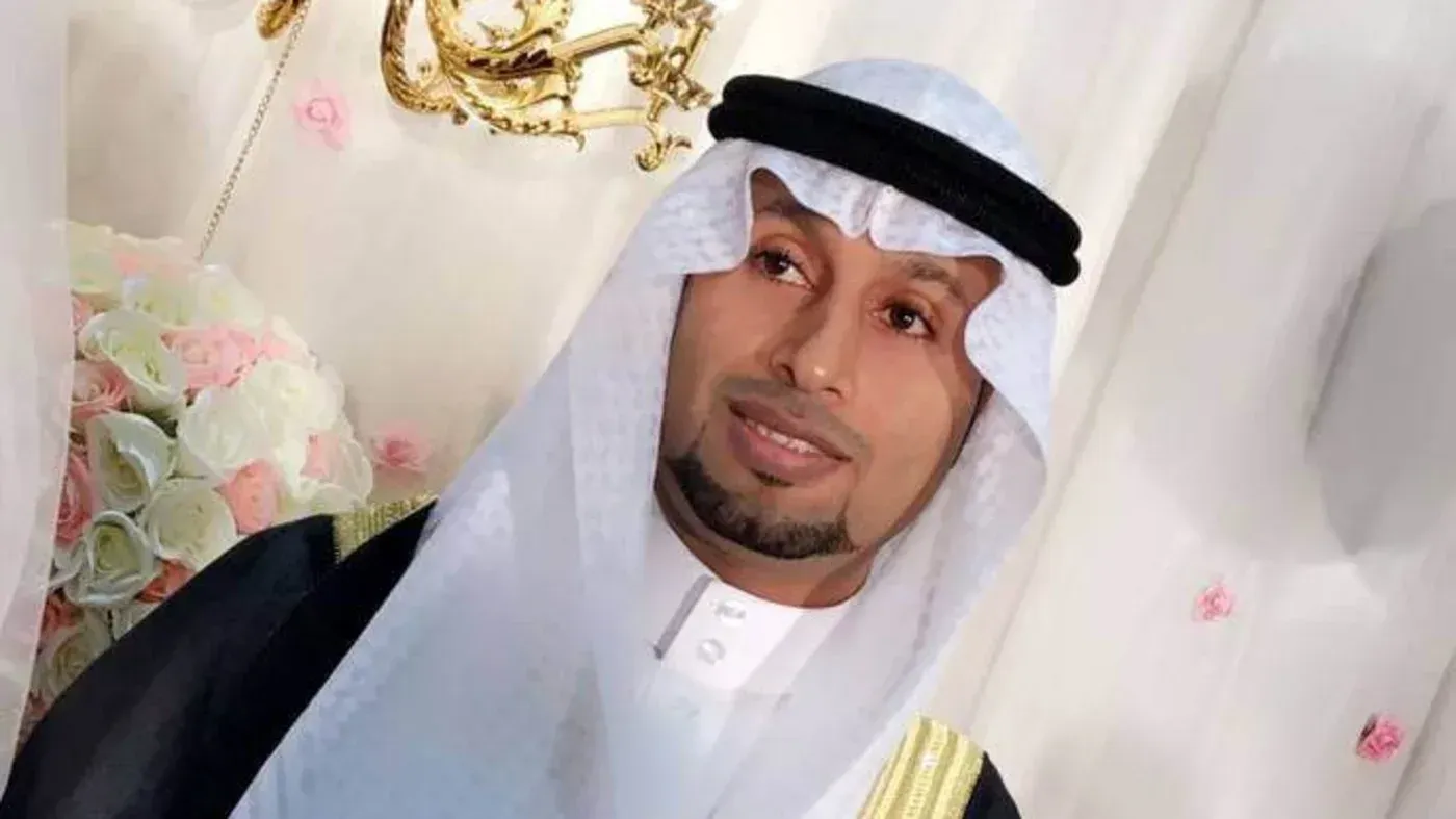 سعود الفرج، رجل الأعمال السعودي، يرتدي الزي التقليدي، مع خلفية زهور، في سياق إعدامه بسبب مشاركته في احتجاجات 2011.