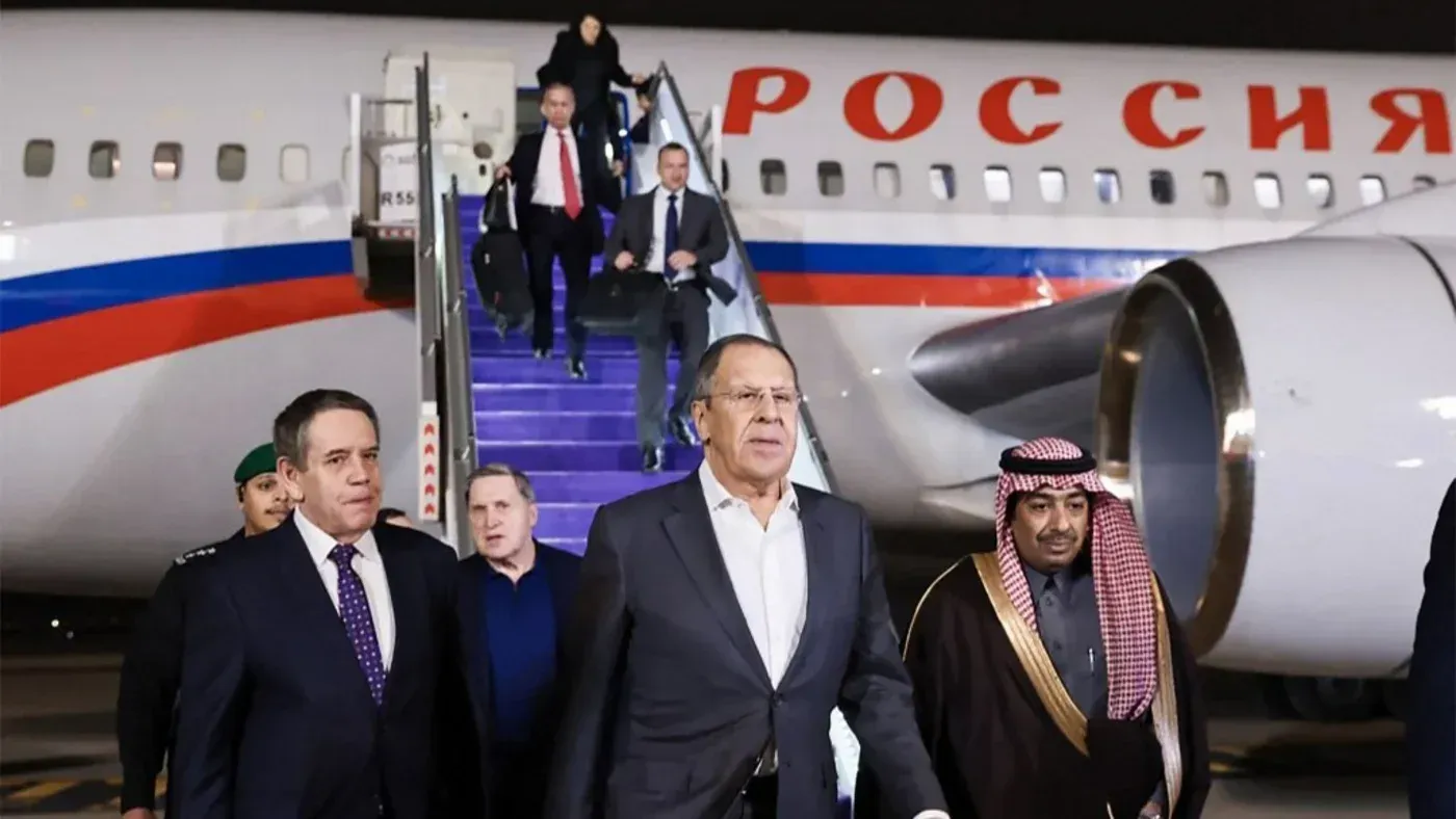وصول وزير الخارجية الروسي سيرغي لافروف إلى الرياض، حيث يلتقي مسؤولين سعوديين وأمريكيين لمناقشة قضايا أوكرانيا وغزة.