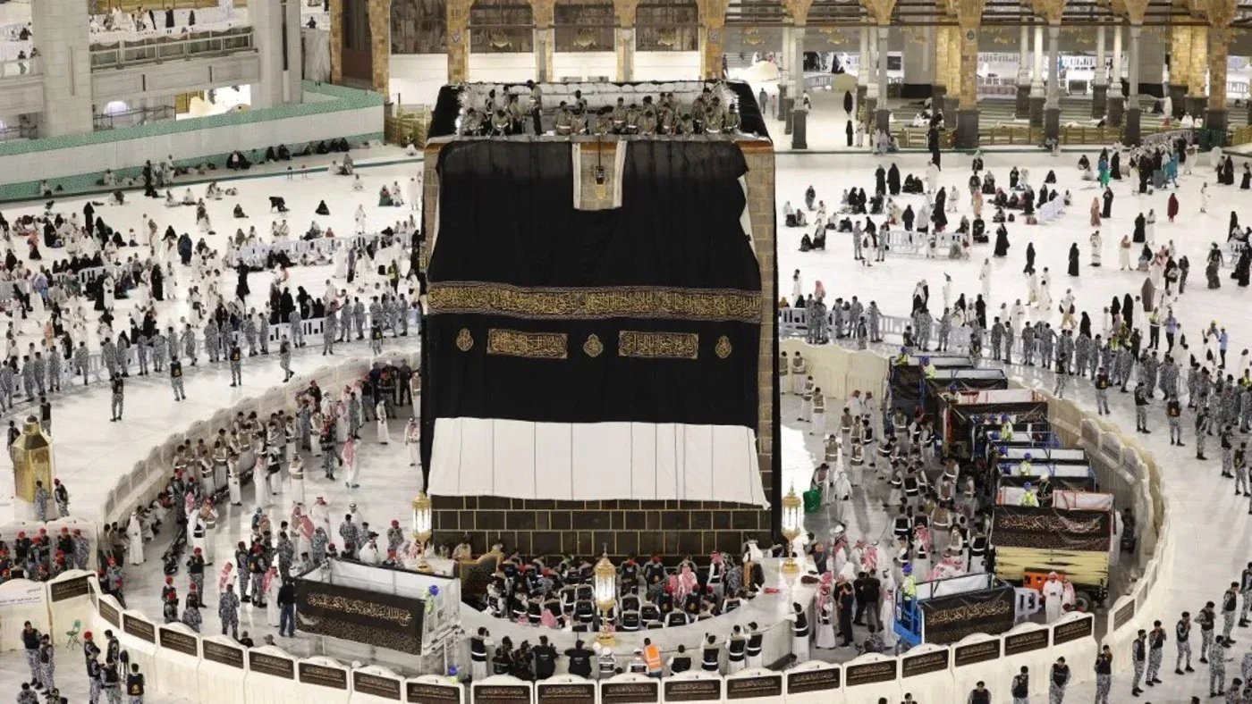 تجمع الحجاج حول الكعبة المشرفة في المسجد الحرام بمكة المكرمة، حيث يشير الخبر إلى فتح الاستثمار للأجانب في العقارات.