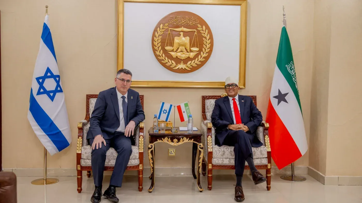 زيارة وزير الخارجية الإسرائيلي جدعون ساعر لرئيس أرض الصومال عبد الرحمن محمد، مع العلم الوطني لكل من إسرائيل وأرض الصومال.