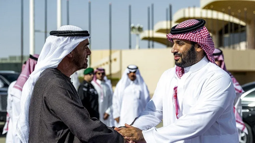 لقاء رسمي بين مسؤولين سعوديين وإماراتيين يعكس التوترات المتصاعدة وتأثيرها على العلاقات الاقتصادية والتحويلات المالية بين البلدين.