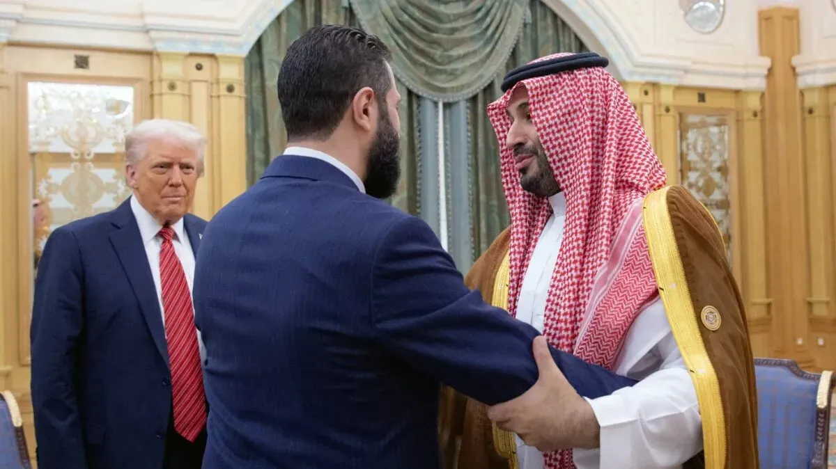 اجتماع بين ولي العهد السعودي محمد بن سلمان ورئيس الحكومة السورية أحمد الشرع، بحضور الرئيس الأمريكي السابق دونالد ترامب، في سياق دعم السعودية لاستقرار سوريا.