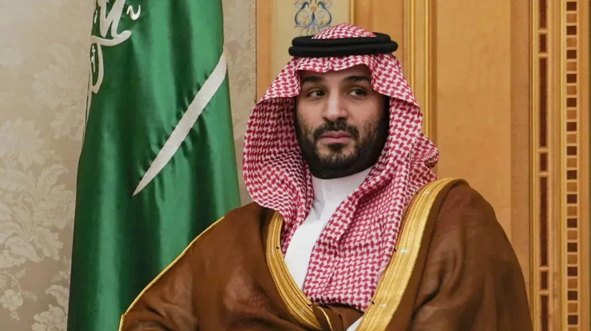 الأمير محمد بن سلمان يجلس في اجتماع رسمي، مع العلم السعودي خلفه، معبرًا عن سياسة المملكة تجاه التطبيع مع إسرائيل.