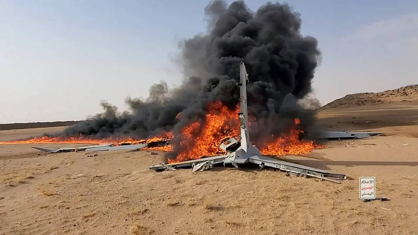 حطام طائرة مسيرة محترقة في صحراء اليمن بعد استهداف منشآت أرامكو في جازان ضمن تصعيد الهجمات الحوثية على السعودية.