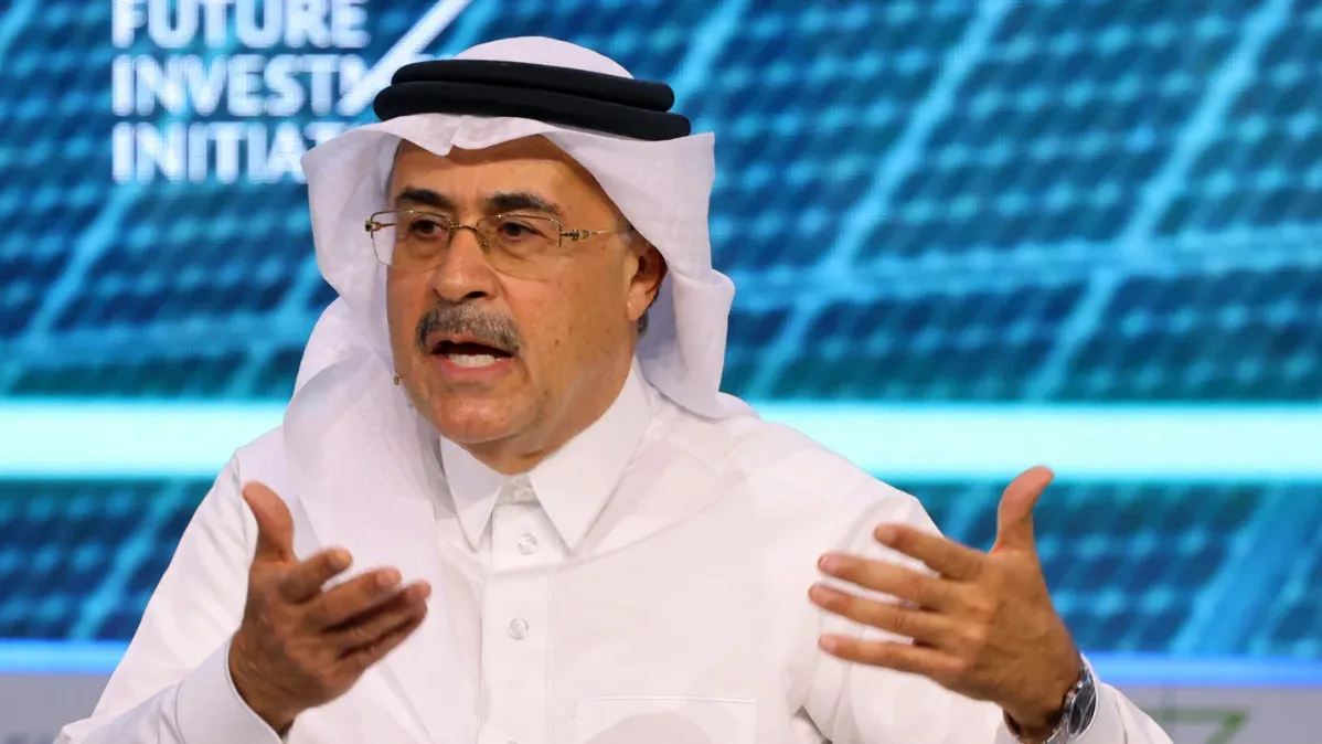أمين ناصر، الرئيس التنفيذي لشركة أرامكو، يتحدث خلال مؤتمر مبادرة مستقبل الاستثمار مع خلفية شعار المبادرة.