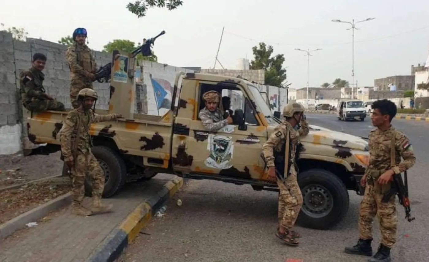 أخبار عاجلة حول المجلس الانتقالي الجنوبي في اليمن، مع خلفية خريطة العالم، تشير إلى التطورات السياسية في المنطقة.