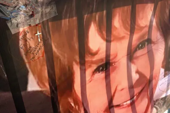 صورة لوالدة سافانا غوثري، تظهر ابتسامتها في إطار يحمل رسالة تدعو للبحث عنها، مع صليب وزهور كرمز للأمل.