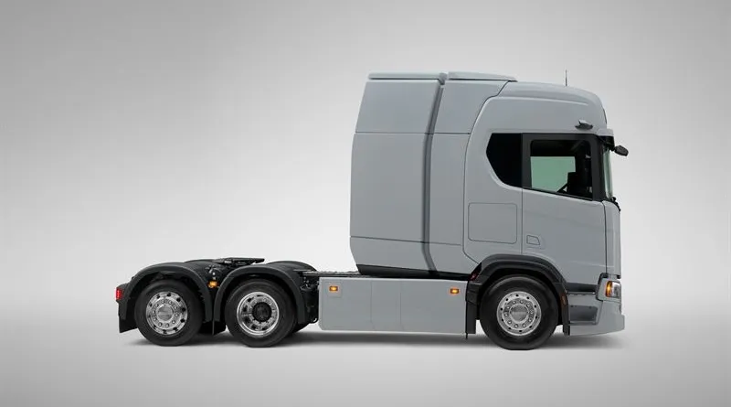 شاحنة كهربائية حديثة من Scania بتصميم هوائي محسّن وبطاريات متقدمة لمدى يصل إلى 720 كيلومتراً في النقل الثقيل.