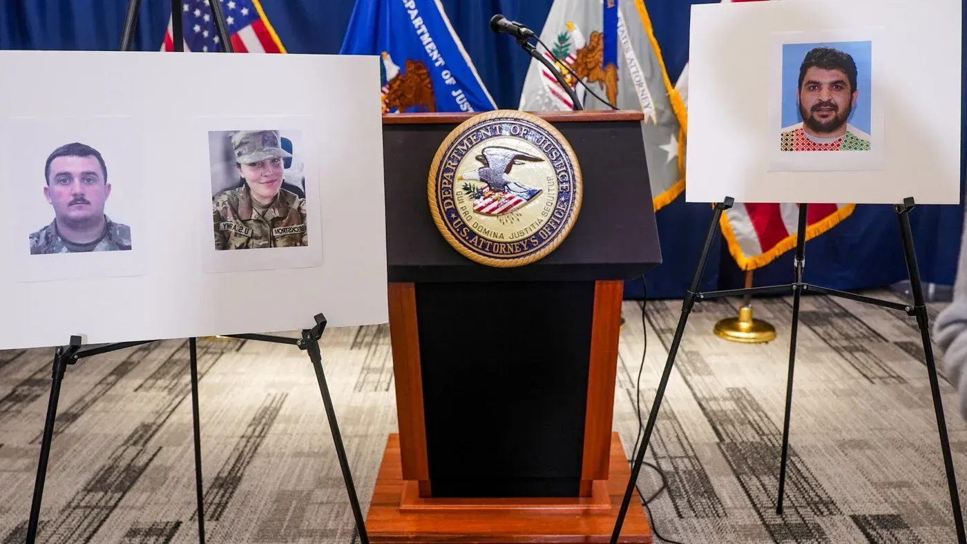 صور لثلاثة أشخاص، اثنان من أفراد الحرس الوطني الأمريكي ومشتبه به أفغاني، مع شعار وزارة العدل الأمريكية في الخلفية.