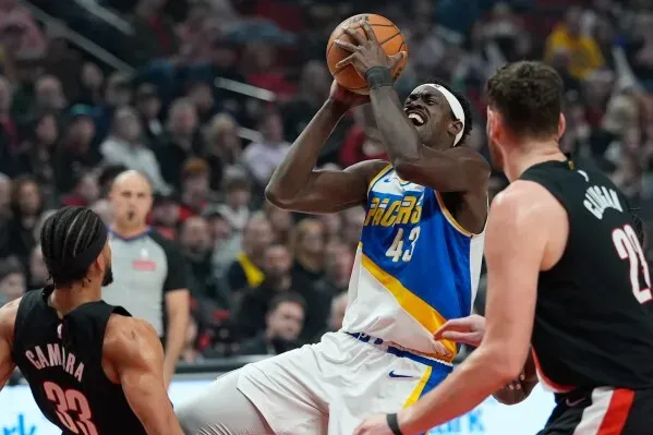 باسكال سياكام يحاول تسجيل نقطة أثناء مباراة بين إنديانا بيسرز وبورتلاند تريل بليزرز، حيث سجل 22 نقطة في المباراة.