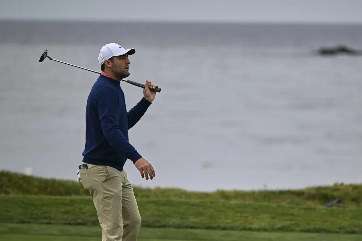 سكوتي شيفلر يسير على الملعب بالقرب من المحيط في بطولة AT&T Pebble Beach Pro-Am، محاولًا استعادة كرتة الجولف الخاصة به.