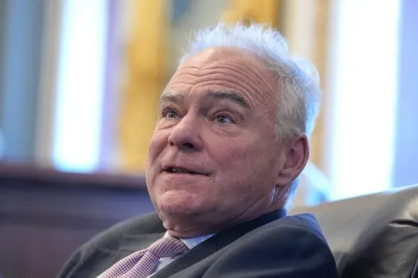 صورة للسيناتور تيم كين أثناء حديثه في مجلس الشيوخ، حيث يناقش قرار سلطات الحرب بشأن فنزويلا وتأثيره على السياسة الأمريكية.