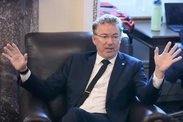 السيناتور راند بول يتحدث في اجتماع، معبرًا عن موقفه بشأن قرار سلطات الحرب وتأثيره على السياسة الأمريكية تجاه فنزويلا.