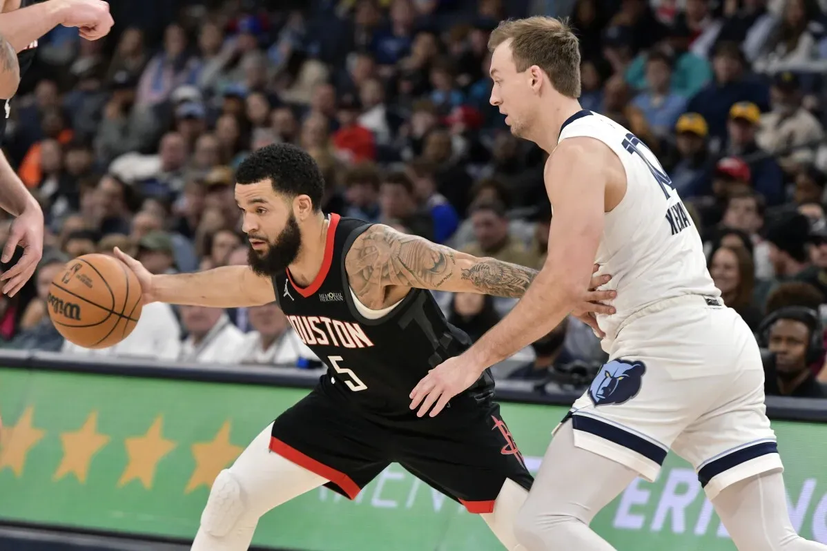 لاعب هيوستن روكتس فريد فان فليت يتقدم بالكرة بينما يواجه مدافع ممفيس غريزليز، في مباراة تنافسية ضمن الدوري الأمريكي لكرة السلة.