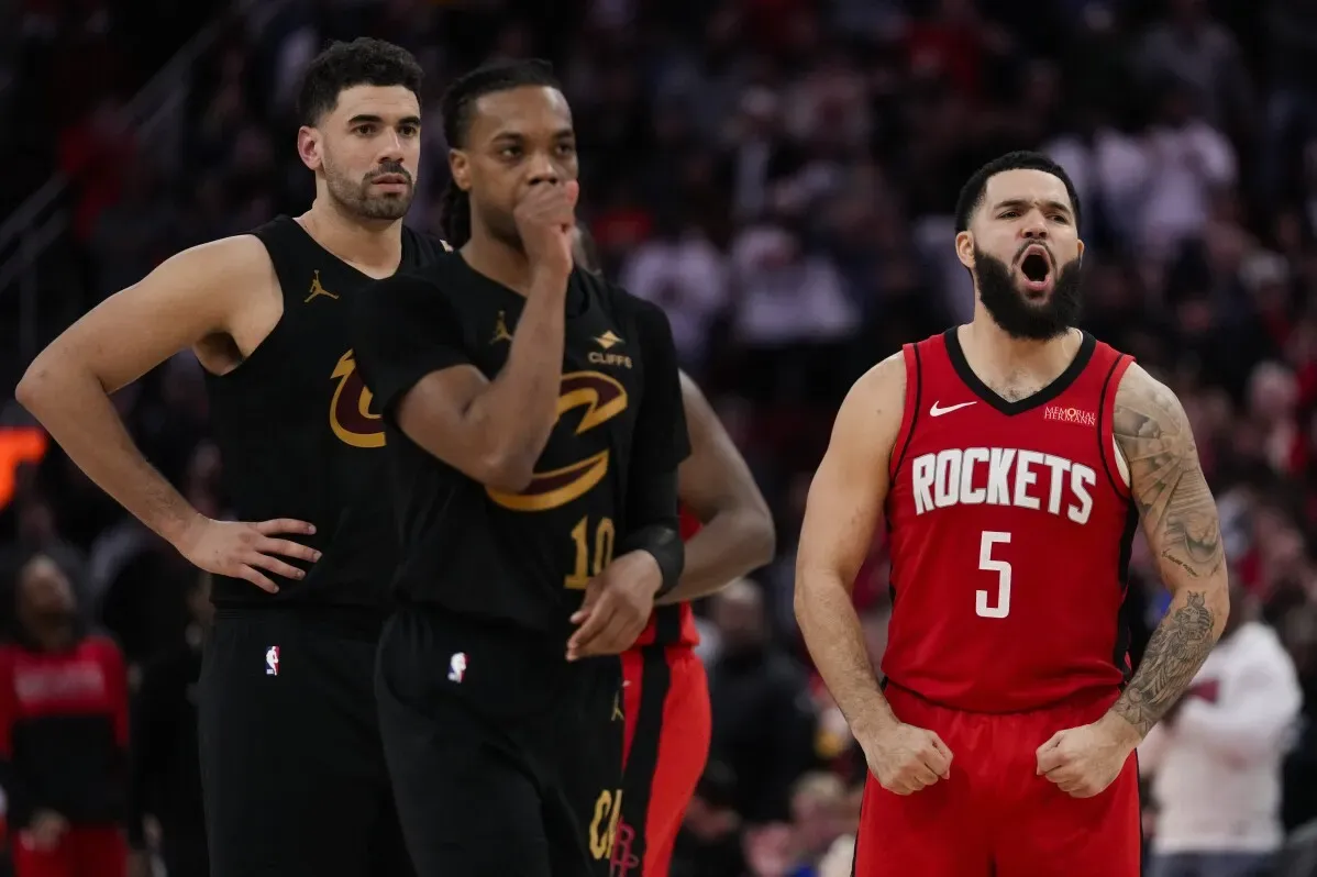 احتفال لاعب هيوستن روكتس فريد فانفليت بعد الفوز على كليفلاند كافالييرز، بينما يظهر اللاعبون المنافسون في حالة توتر.