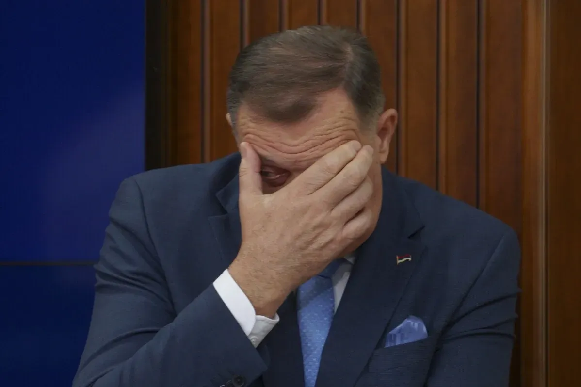 ميلوراد دوديك، الزعيم الصربي البوسني، يضع يده على وجهه في تعبير عن الإحباط بعد الحكم القضائي بحبسه ومنع نشاطه السياسي.