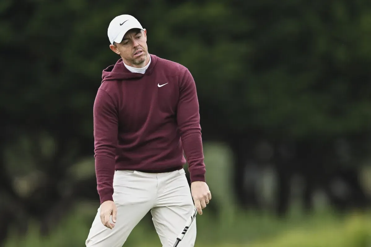 روري ماكلروي يظهر الإحباط بعد تسديدة في بطولة AT&T Pebble Beach Pro-Am، وسط أجواء غير مثالية بالطقس المتغير.