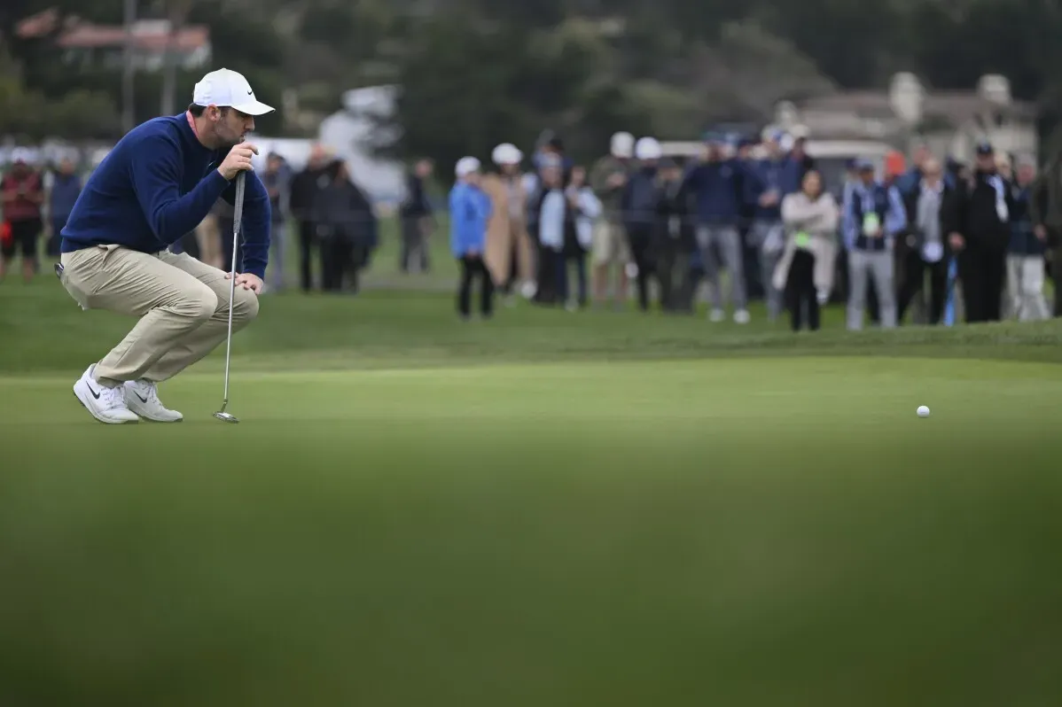 سيب ستراكا في وضعية التهديف أثناء بطولة AT&T Pebble Beach Pro-Am، مع مشاهدين في الخلفية وملعب الغولف المحيط.