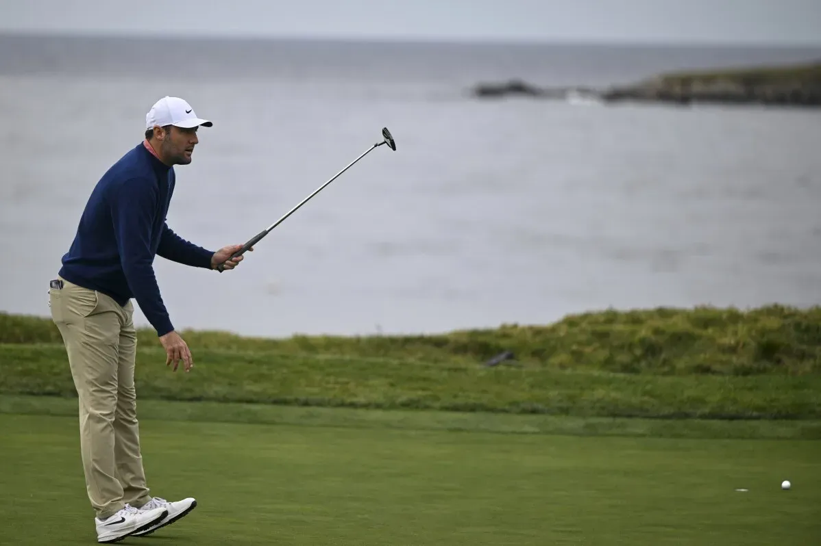 سيب ستراكا يقوم بتسديد كرة الغولف على حافة شاطئ بيبل في كاليفورنيا خلال بطولة AT&T Pebble Beach Pro-Am، مع خلفية البحر.