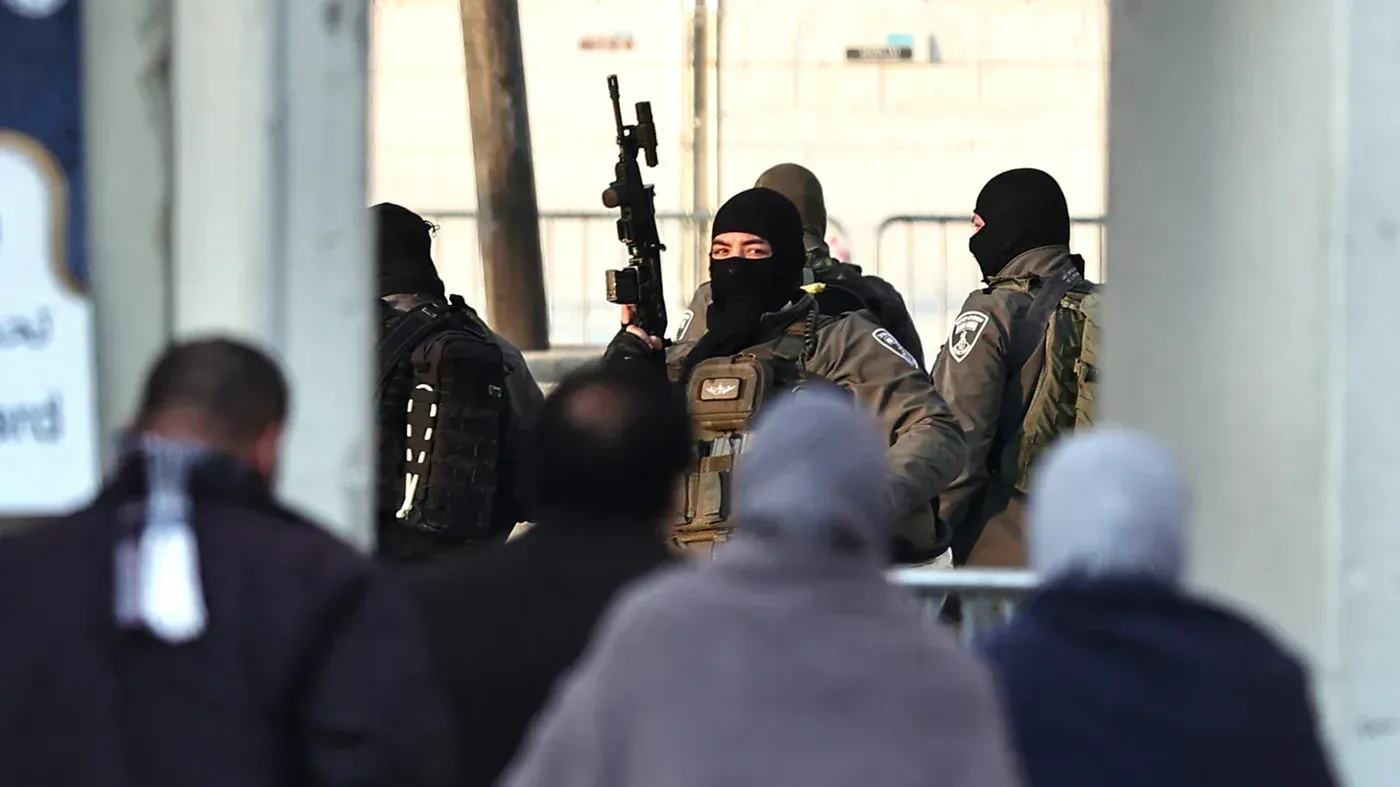 عناصر من القوات الإسرائيلية يرتدون زيًا عسكريًا ويستعدون لمواجهة في منطقة فلسطينية، مما يعكس تصاعد العنف والإكراه.