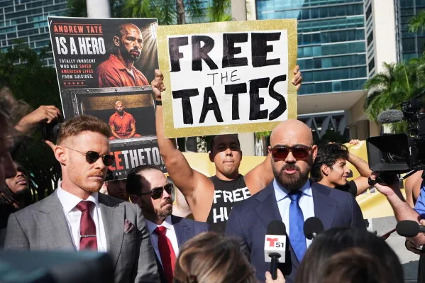 مظاهرة مؤيدة للأخوان Tate أمام المحكمة في ميامي، مطالبين بإطلاق سراحهم وسط جدل حول قضايا التسليم والاتهامات الجنسية.