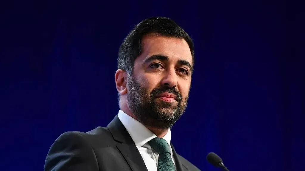 حمزة يوسف، الوزير الأول الاسكتلندي السابق، يتحدث بجدية خلال مؤتمر، مع التركيز على انتقاد ديفيد كاميرون بشأن تهديده للمحكمة الجنائية الدولية.