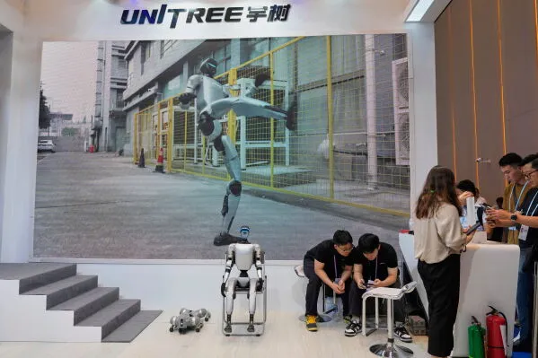 روبوتات آدمية ورباعية القوائم من Unitree مع عرض تفاعلي في معرض تكنولوجيا الروبوتات في الصين، تعكس تقدم الشركة في الذكاء الاصطناعي المتجسد.