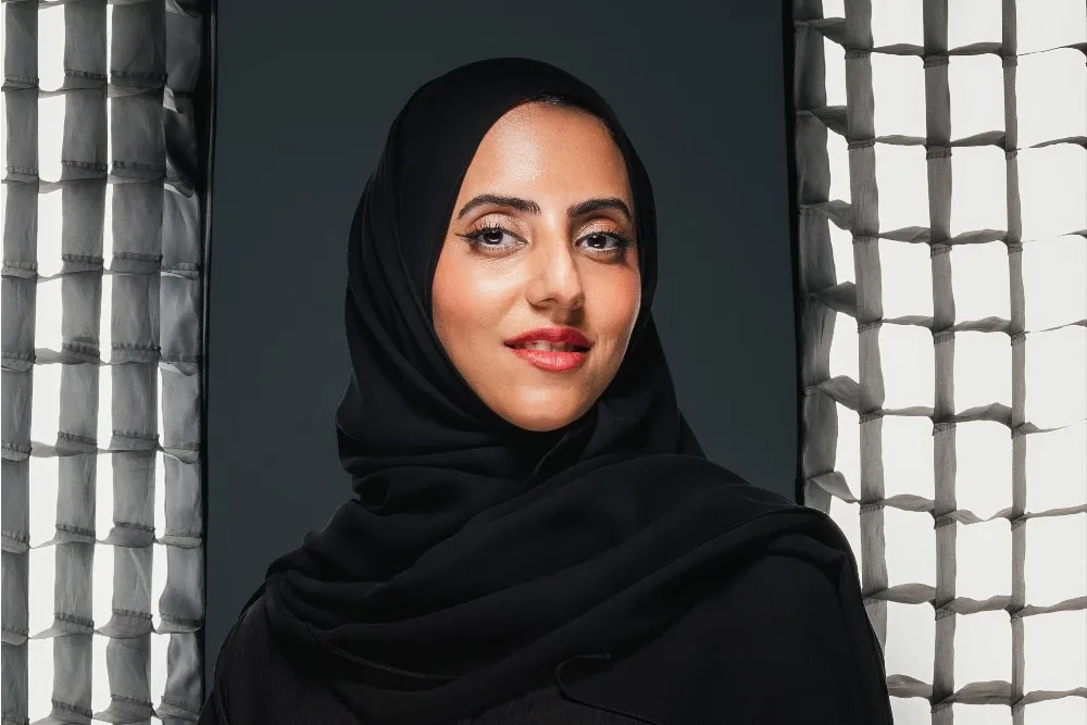 الشيخة جواهر القاسمي مديرة مهرجان الشارقة السينمائي الدولي للطفل والشباب ترتدي الحجاب الأسود في صورة رسمية تعكس دعمها لصنّاع الأفلام الشباب.
