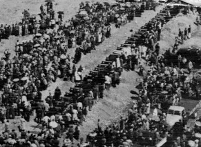 تجمع حاشد في شاربفيل عام 1960 احتجاجًا على قوانين الفصل العنصري، وسط انتشار كثيف لقوات الشرطة المسلحة.