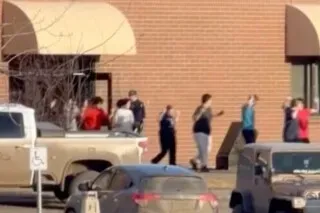 طلاب يخرجون من مدرسة تامبلر ريدج الثانوية في كولومبيا البريطانية، بعد حادث إطلاق نار أسفر عن عدة إصابات ووفاة.