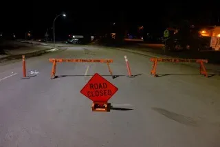 حواجز مرورية مغلقة في تامبلر ريدج بعد حادث إطلاق النار في المدرسة، مع لافتة تحذر من الطريق المغلق.