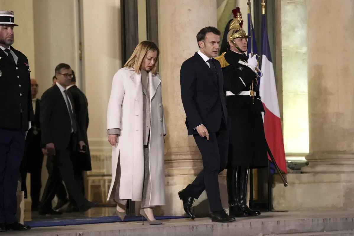ماكرون وميلوني يغادران قصر الإليزيه بعد قمة حول الأمن الأوروبي، مع وجود حراس وطنيين خلفهم، مما يعكس التوترات السياسية الحالية.