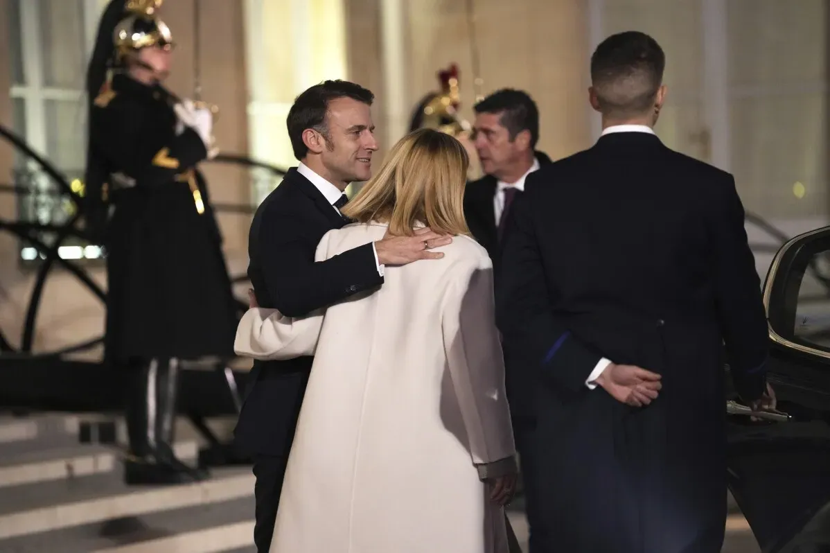ماكرون يتحدث مع زعيمة إيطاليا ميلوني في قصر الإليزيه، وسط أجواء دبلوماسية تعكس التوترات الأوروبية حول الأمن في أوكرانيا.