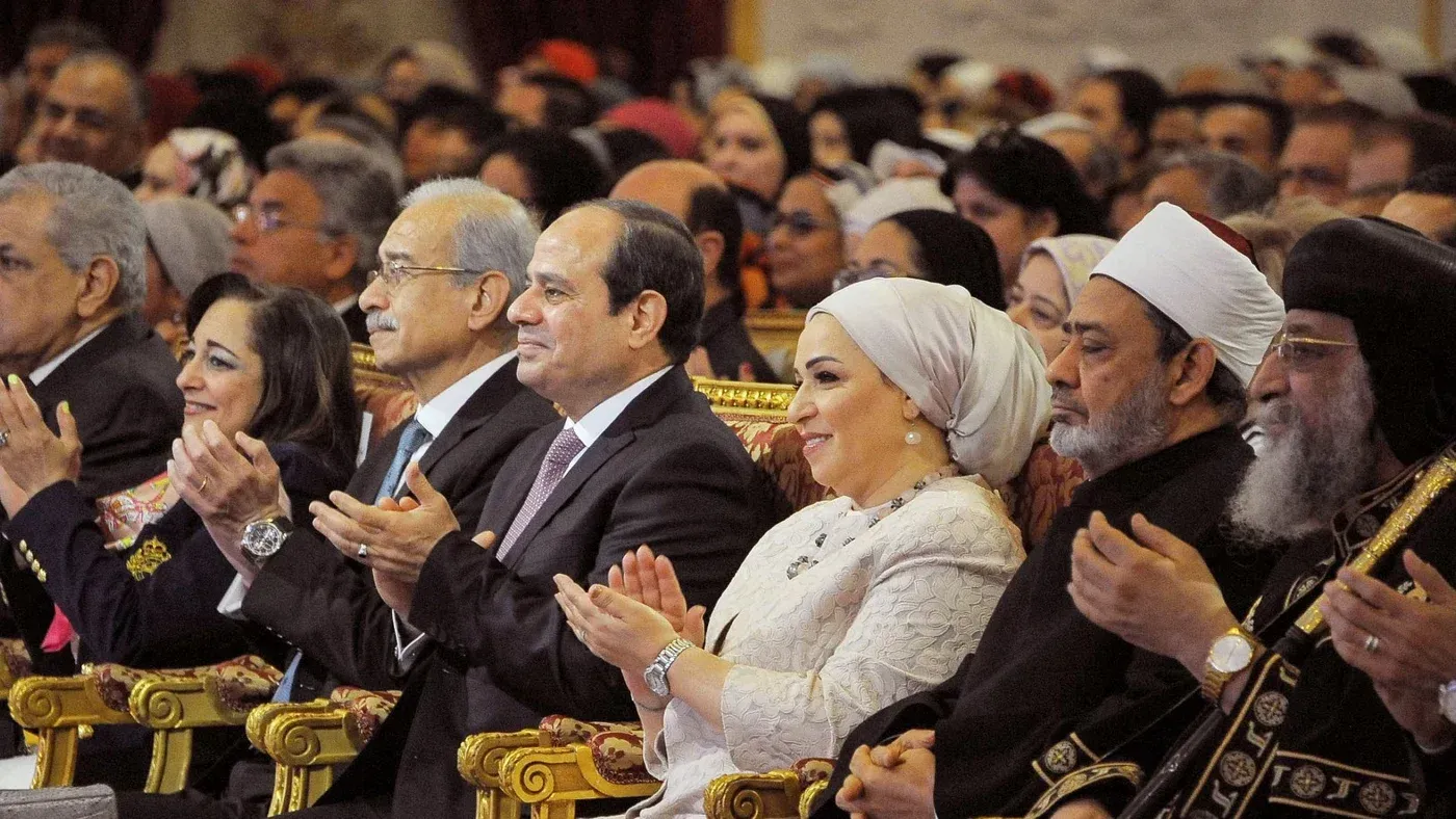 تجمع عدد من الشخصيات العامة والمفكرين في حدث رسمي، مع تواجد الرئيس السيسي، وتمثل الجلسة نقاشًا حول حقوق المرأة في مصر.