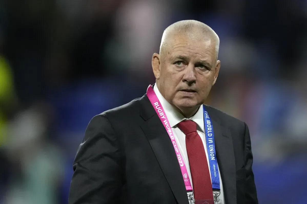يظهر وارن جاتلاند، مدرب منتخب ويلز، أثناء تواجده في حدث رياضي، حيث يعكس التحديات التي تواجه فريقه في بطولة الأمم الست.