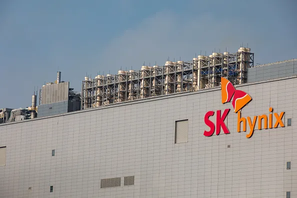 مبنى مصنع SK Hynix في داليان بالصين مع شعار الشركة، مرتبط بطلب موافقة أمريكية لشحن معدات تصنيع رقائق NAND.