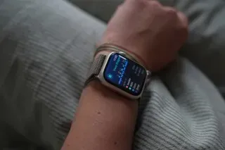 ساعة ذكية على معصم شخص، تعرض بيانات تتعلق بجودة النوم، مما يعكس استخدام التكنولوجيا لمراقبة النوم وتحسين العادات الصحية.