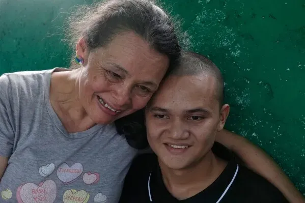 عائلة تحتفل بلقاء أحد أفرادها بعد الإفراج عنه من السجن في فنزويلا، مع تعبيرات عن الفرح والأمل في الأوقات الصعبة.