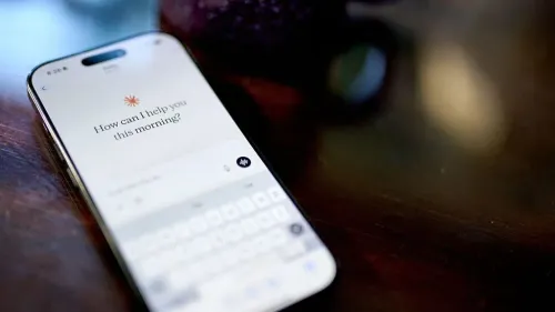 هاتف ذكي يعرض شاشة مساعد ذكي يسأل "كيف يمكنني مساعدتك هذا الصباح؟" يعكس دور الذكاء الاصطناعي في دعم المستخدمين وتأثيره على التفكير المستقل.