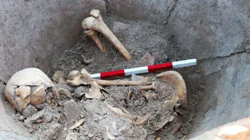هيكل عظمي بشري يعود للقرن الرابع داخل جرّة فخارية رومانية ضخمة في موقع Deultum ببلغاريا، مع أدوات حديدية وأدلة على هجوم قبائل جرمانية.