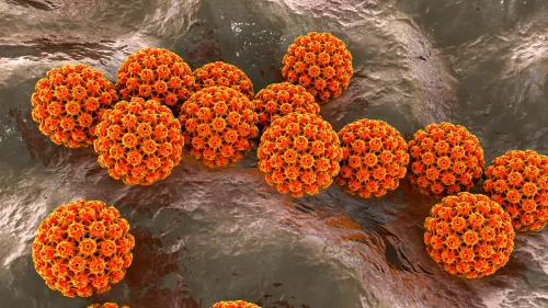 فيروس الورم الحليمي البشري (HPV) المجسم بألوان برتقالية وحمراء، مرتبط بسرطان عنق الرحم وأهمية التطعيم للوقاية من السرطان.