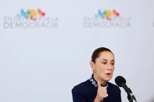 الرئيسة المكسيكية كلوديا شينباوم تتحدث في مؤتمر صحفي، مشيرةً إلى التعاون مع الولايات المتحدة في مكافحة الكارتيلات.