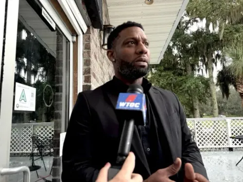 مالك حانة ويليز بار يتحدث للصحافة خارج الحانة بعد إطلاق النار الجماعي في جزيرة سانت هيلينا، حيث قُتل أربعة أشخاص وأصيب 20 آخرون.