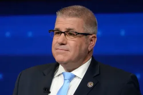 دارين بيلي، مرشح جمهوري لمنصب حاكم إلينوي، يظهر في حدث رسمي. تتعلق الأخبار بحادث تحطم مروحية أدى إلى فقدان عائلته.