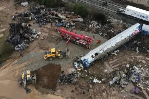 موقع الحادث يظهر عربات قطار مدمرة وآليات إنقاذ تعمل على إزالة الحطام، بعد خروج قطار فائق السرعة عن مساره في إسبانيا.