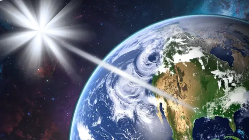 شعاع ضوئي عالي الطاقة يصل الأرض من انفجار كوني بعيد، متحدياً قوانين الفيزياء المعروفة وإشعاع الخلفية الكونية.