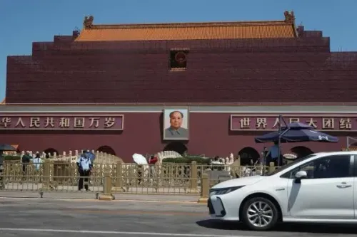 واجهة ميدان تيانانمن في بكين، مع صورة ماو تسي تونغ، وتفاصيل حول الإجراءات الأمنية المشددة في ذكرى أحداث 4 يونيو 1989.
