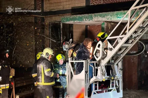 رجال الإطفاء يقومون بإنقاذ امرأة من مبنى متضرر في دنيبرو بعد هجوم بطائرة مسيرة، مما أدى إلى مقتل ثلاثة أشخاص وإصابة آخرين.